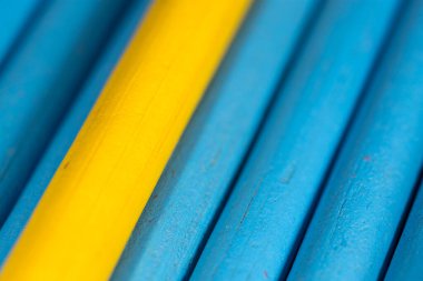 Arka plan olarak sarı ve mavi kalemler. Soyut bir dokunun fotoğrafı