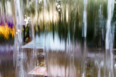 Şelaleden akan su bir zemin gibi. .