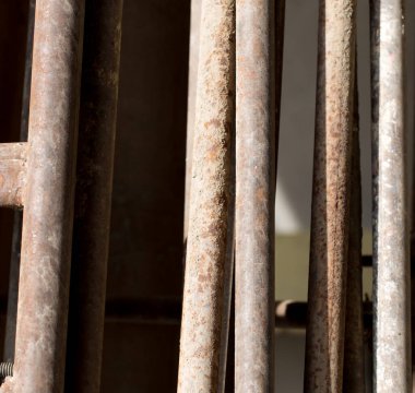 Arkaplan olarak paslı demir parçaları .