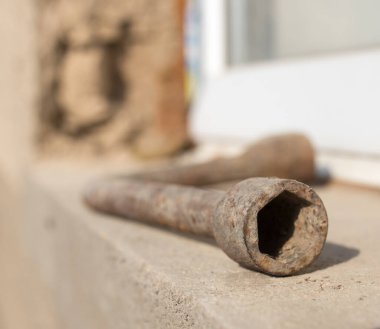 Paslı anahtar. Doğadaki parkta.