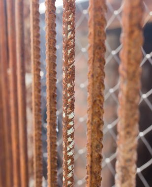 Arkaplan olarak metal çit. Soyut bir dokunun fotoğrafı