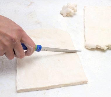 Mutfaktaki hamuru kesiyor. Fotoğraflar stüdyoda.