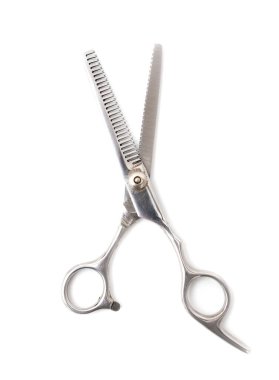 Beyaz arka planda seyreltilmiş makas. Fotoğraflar stüdyoda.