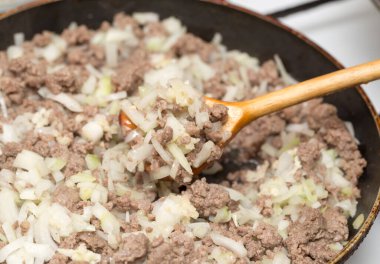 Tavada kızartılmış biftek. Fotoğraflar stüdyoda.