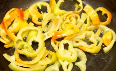 Kızartma tavasında kırmızı biber. Fotoğraflar stüdyoda.