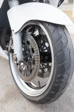 Tekerlekli bisiklet. Doğadaki parkta.