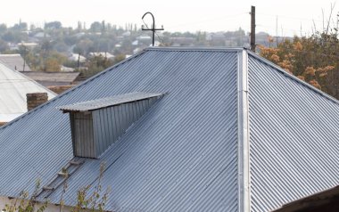 Eski evin çatısında. Doğadaki parkta.