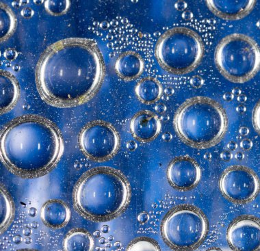 Mavi arkaplanda su damlaları .