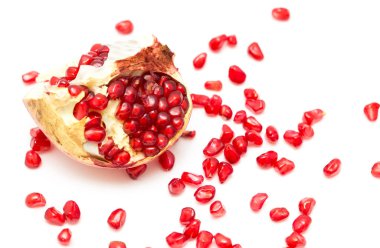 Beyaz arka planda nar. Fotoğraflar stüdyoda.