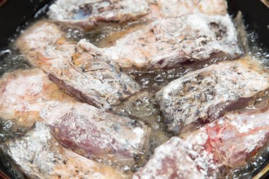 Balık tavada kızarır. Fotoğraflar stüdyoda.