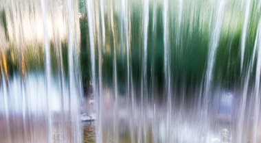Şelaleden akan su bir zemin gibi. .