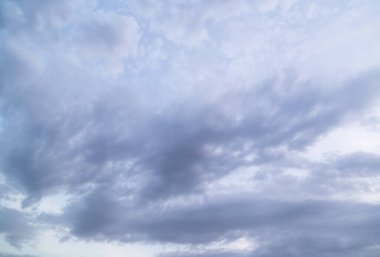 Gün batımında gökyüzünde bulutlar. Doğadaki parkta.