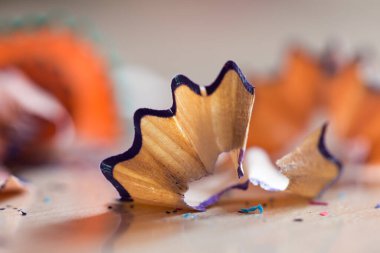 Bir kalemin enkazı. Makro. Fotoğraflar stüdyoda.