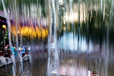 Şelaleden akan su bir zemin gibi. .