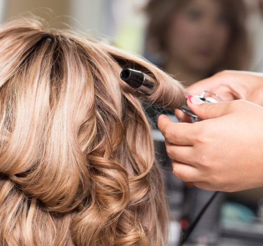 Güzellik salonunda kadın saç stili. .