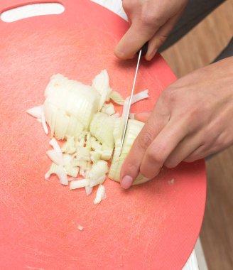 Mutfakta doğranmış soğan pişir. Fotoğraflar stüdyoda.