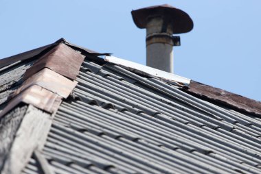 Arka plan olarak eski çatı. Doğadaki parkta.