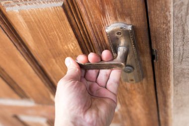 Eski ellerin kapılarını açmak .