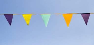 Mavi gökyüzünde renkli bayraklar. Doğadaki parkta.