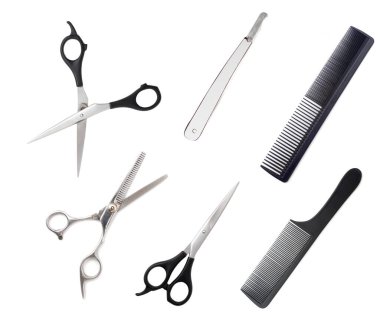 Beyaz arkaplanda makas ve ustura ile tarak .