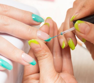 Güzellik salonunda manikür yapan kadınlar. Fotoğraflar stüdyoda.