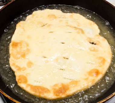 Tortilla tavada kızarır. Fotoğraflar stüdyoda.