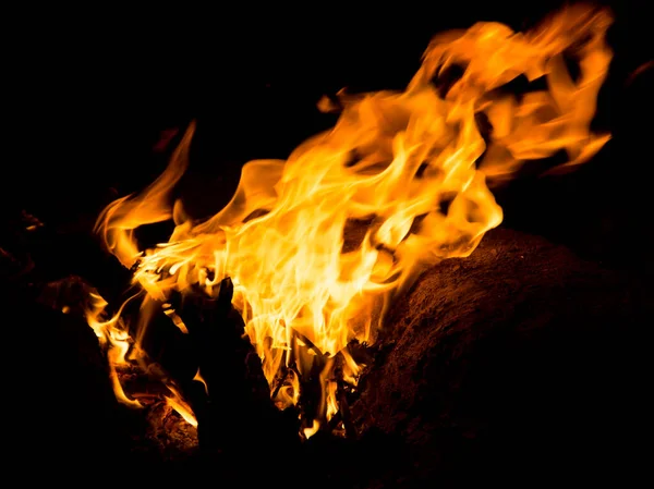 黒い背景に火花を散らし — ストック写真