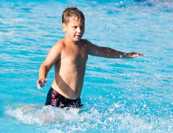 Menino Nada Com Respingo Parque Aquático — Fotografia de Stock