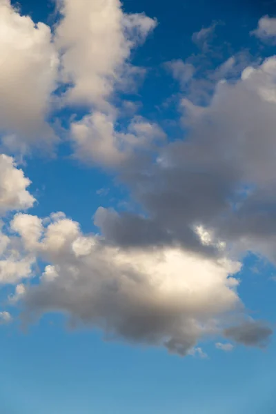 青い空に雲が 抽象的な質感の写真 — ストック写真