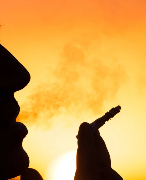 Silhouette Männlicher Raucher Sonnenuntergang — Stockfoto