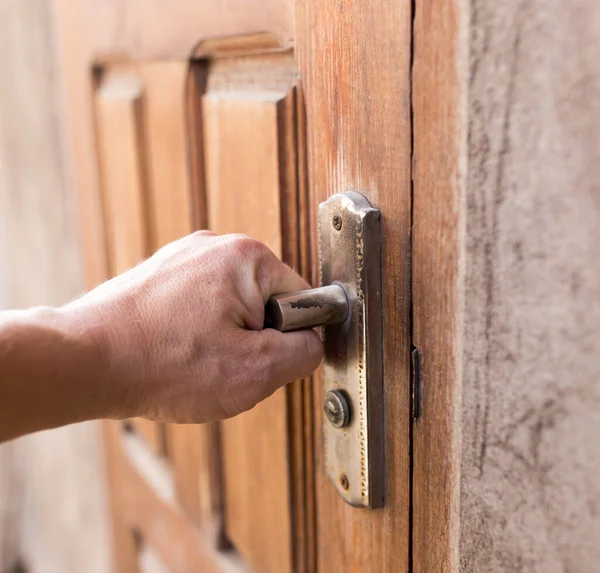 Abrindo Portas Mão Velha — Fotografia de Stock