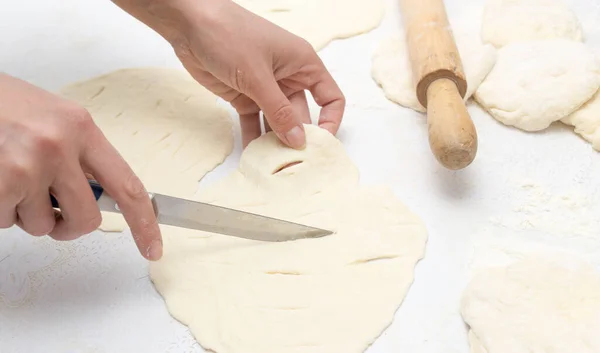 Den Teig Mit Einem Messer Schneiden Fotos Atelier — Stockfoto