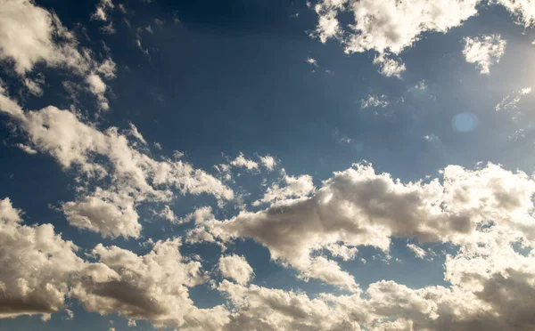 Nuvole Nel Cielo Blu Nel Parco Nella Natura — Foto Stock