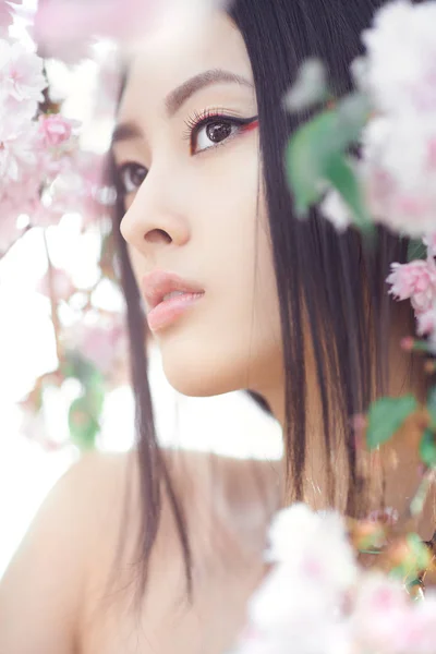 Açık havada doğal bahar çiçek arka plan karşı bir güzel fantezi Asyalı kız portresi. — Stok fotoğraf