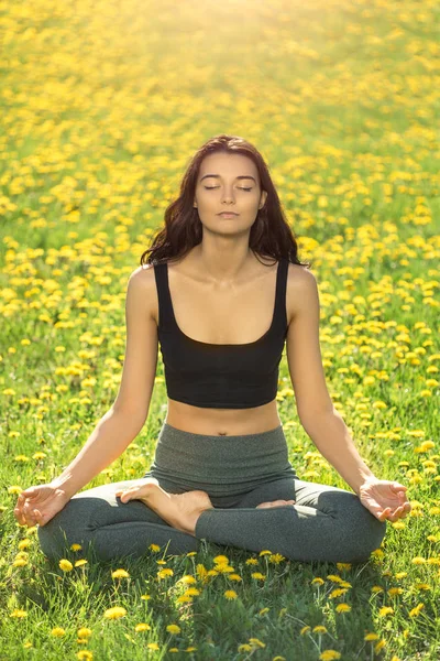 Jeune fille faisant du yoga dans le parc — Photo