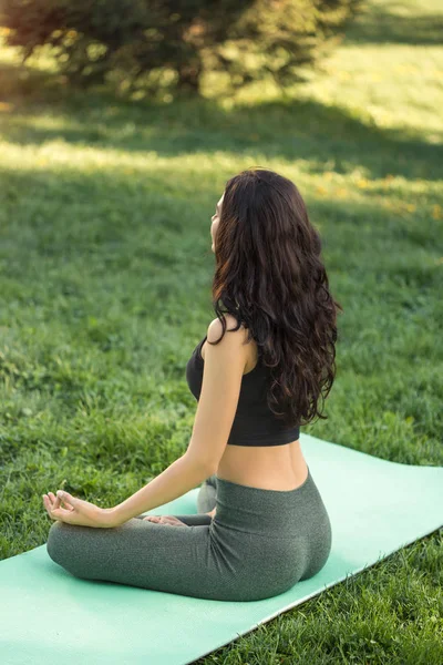 Menina fazendo ioga no parque — Fotografia de Stock