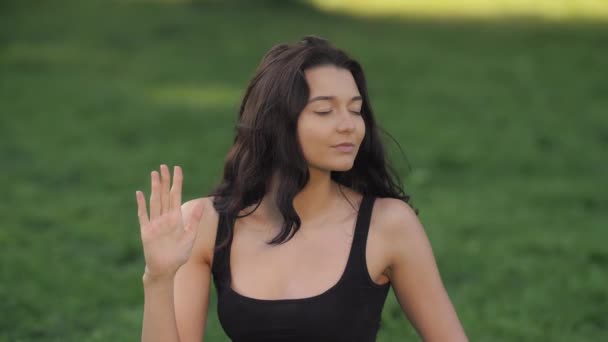 Kvinna som utövar yoga utomhus i parken — Stockvideo