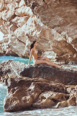 Güzel genç kadın vahşi kayalık plaj.