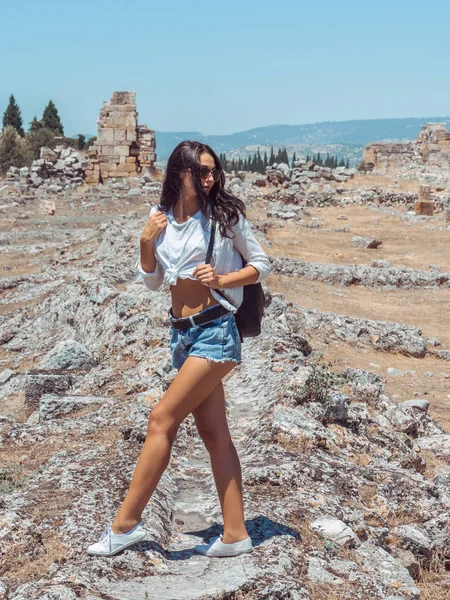 Pamukkale 'de Türkiye' deki Hierapolis Kent Harabeleri.