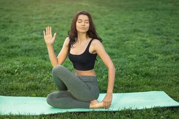 Mulher praticando ioga ao ar livre no parque — Fotografia de Stock