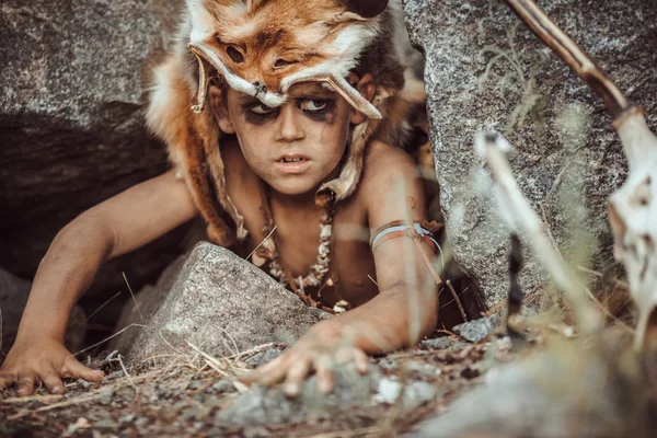 屋外狩猟穴居人の男らしい少年。古代の戦士の肖像画. — ストック写真