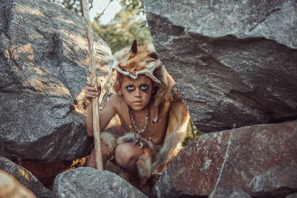 Cavernícola, chico varonil cazando al aire libre. Retrato de guerrero antiguo . — Foto de Stock