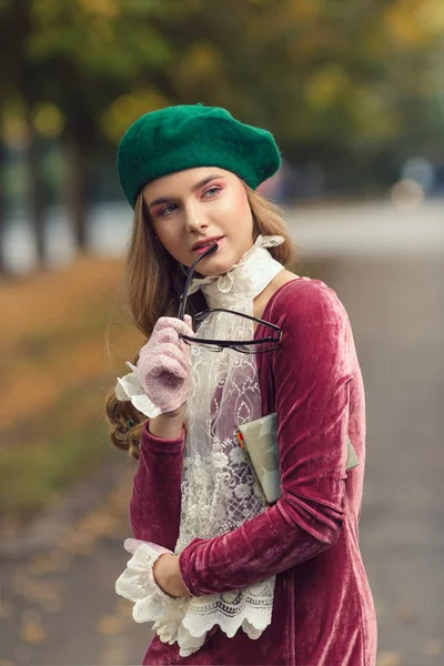 Módní portrét student studentka v kampusu venku — Stock fotografie