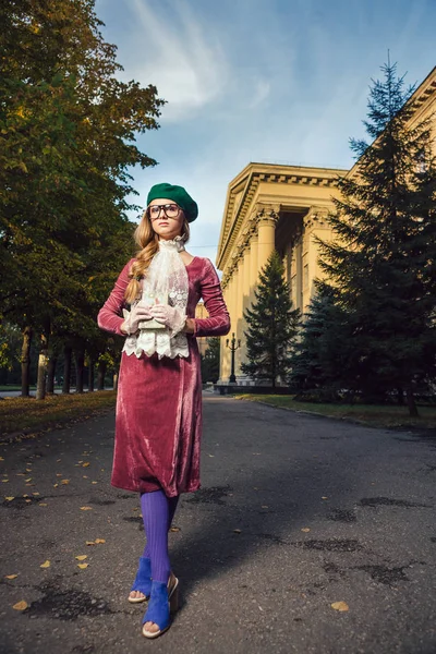Főiskolai hallgató lány Campus szabadban divatfotózás — Stock Fotó