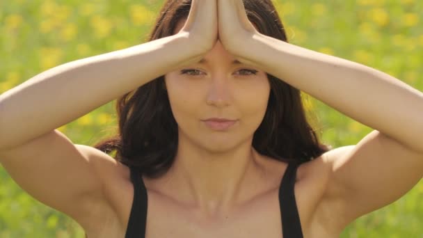 Primer plano retrato de Joven hermosa mujer asiática mientras practica yoga en el gimnasio — Vídeos de Stock