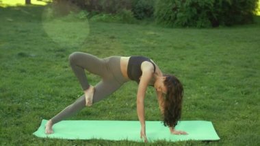 Egzersiz başarısızlık kavramı. Hızlı bir şekilde aşağı düşen zor egzersiz ve mutlu gülerek yaparken yoga asanas, öğrenme acemi sporcu kadın. Spor doğa üzerinde açık. Fintess kızı pratik yoga