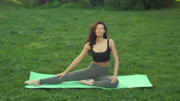 Mujer joven haciendo ejercicio para estirar el cuerpo . — Vídeos de Stock