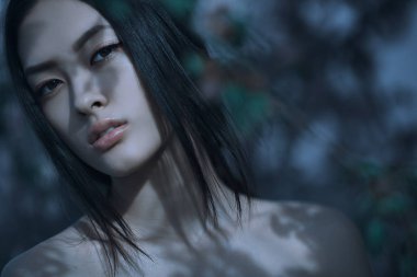 Sanat moda bahar modeli kız portre gece ormanda