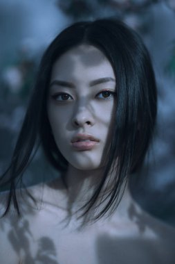 Sanat moda bahar modeli kız portre gece ormanda