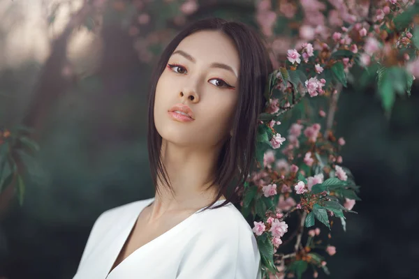 Asyalı kadın moda yakın çekim portre açık havada